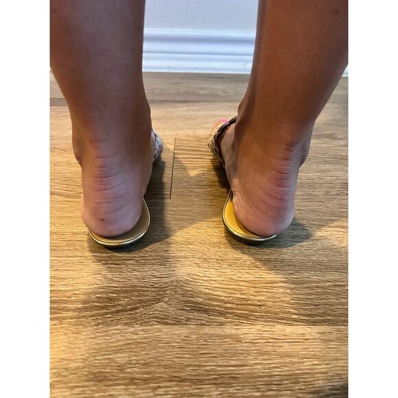 Tan Womans Thong Sandals Size 7.5 - Picture 3 of 16